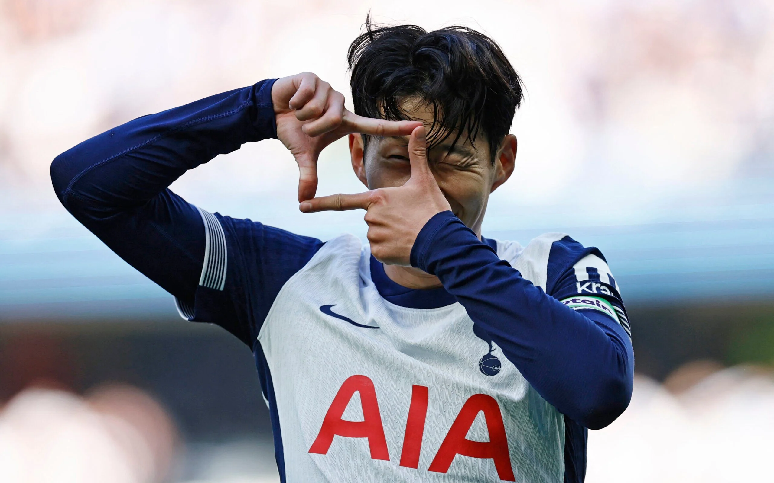 Poyet critica falta de estabilidade no Tottenham e pede mudança estrutural.