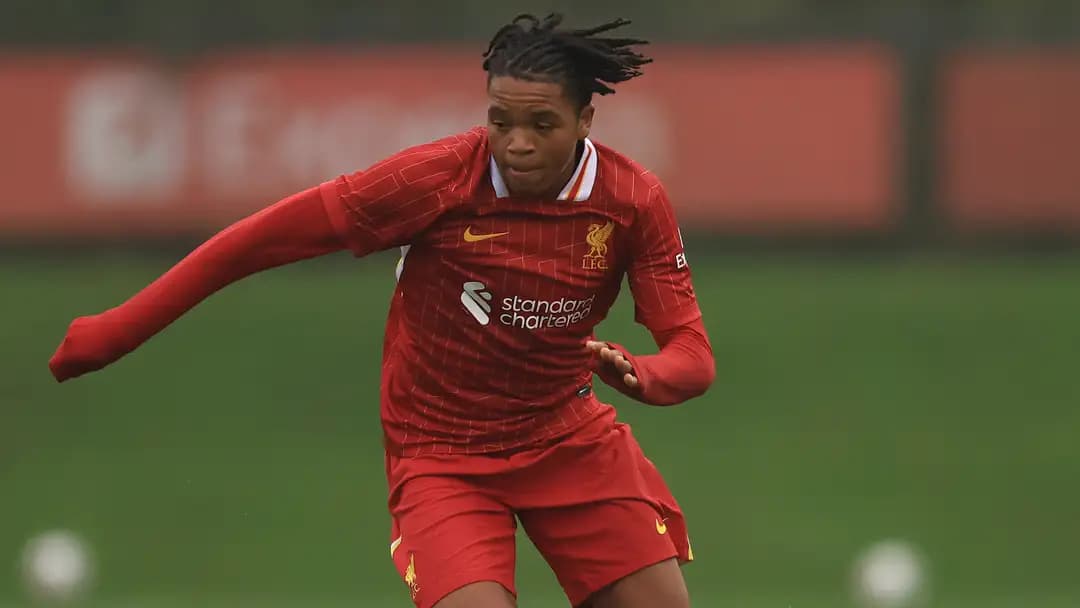 Rio Ngumoha: A Joia Inglesa Que Troca o Chelsea pelo Liverpool e Já Faz História.